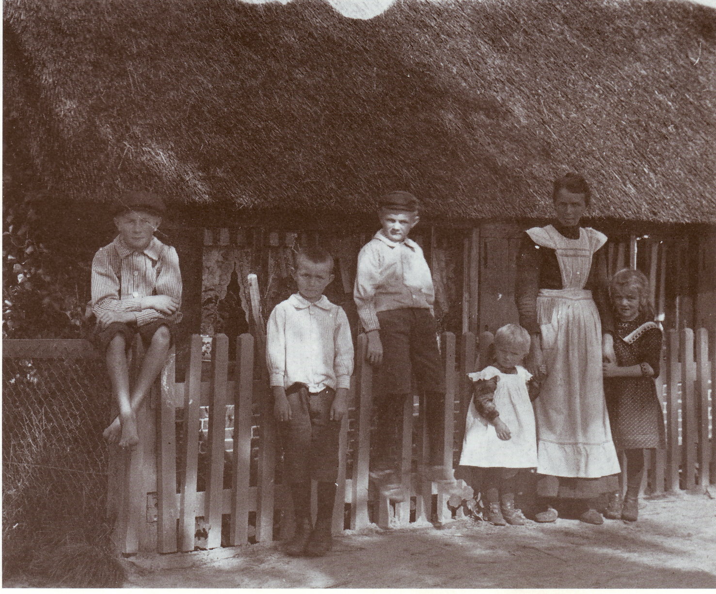 Vor dem Haus, im Jahre 1911: Meta Meier (geb. Lübbers) (Schwiegertochter von Friedrich und Gesche Meier) mit ihren Kindern Friedrich, Hans, Bernhard, Meta und Gesine.
